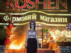 Активистка Femen сожгла фигуры медведей у магазина Roshen - ФОТО,