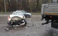 У Києві легковик врізався в причіп фури: четверо постраждалих