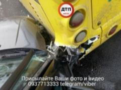 У Києві іномарка поцілувалася з тролейбусом,