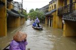 Hurricane broke the life and recreation of people in the Vietnamese resort of Nha Trang