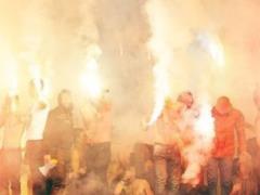Футбольные фанаты устроили массовую драку в Киеве