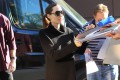 Анджелина Джоли в черном платье приветствует своих поклонников в Лос-Анджелесе