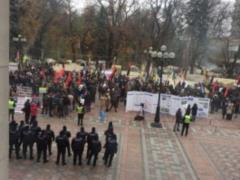 Під будівлею Верховної Ради зібралося близько 500 протестувальників