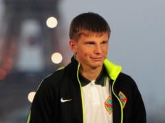 Российский футболист побрил голову блогеру