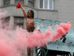 Naked activist Femen with a fireman climbed on a cannon in the center of Kiev