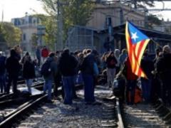 У Каталонії протестуючі блокують рух поїздів і машин