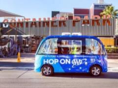 In Las Vegas, an unmanned bus hit an accident on the first day of work