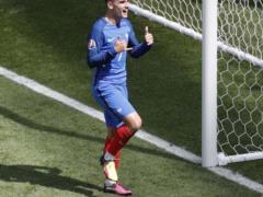 The leader of the French national team became the goalkeeper and adequately repelled several shots