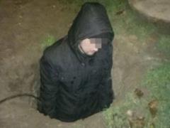 У Запоріжжі кабельний злодій застряг в колодязі
