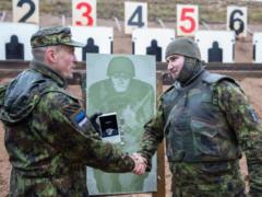 В Эстонии военные расстреляли часы командира своего батальона
