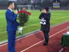 Подсластил поражение. Фанат сделал предложение девушке на матче Первой лиги Украины