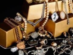In London, a suitcase with jewels worth a million pounds was stolen from the train