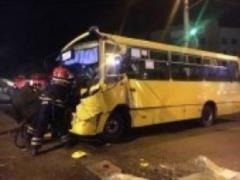 У Черкасах маршрутка зіткнулася з вантажівкою, дев ять осіб отримали травми - ВІДЕО,