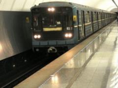 В Киеве человек упал на рельсы метро