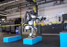 Humanoid robot has learned to do somersaults