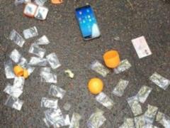 У столиці зловмисники переховували наркотики в цукерках