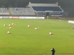 Сербские футболисты устроили сидячий протест во время игры чемпионата страны