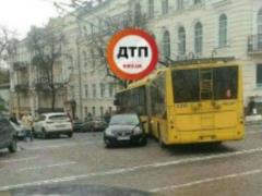In Kiev, parked in the middle of the road car paralyzed traffic