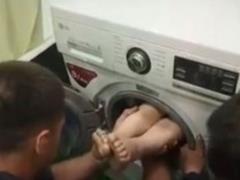 В России ребенок задохнулся в стиральной машине