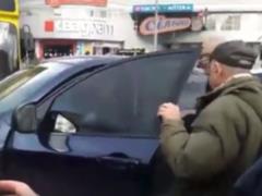  Невеликий  самосуд. У Києві перехожі жорстоко побили автохама