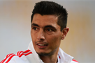 The ex-striker Benfica could not stand the nerves, and he knocked down an opponent from the elbow