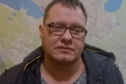 Полицейские Екатеринбурга разоблачили наркоторговца. Во время задержания он выкинул сейф с товаром в окно