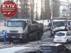 В столице столкнулись два грузовика