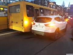 В Киеве иномарка влетела в маршрутку,
