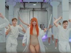Passionate kisses and a sea of ??foam: slim Tarabarova in body lights in a new clip