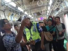 Не для слабонервных. Парень в Джакарте спас людей в метро, поймав руками змею