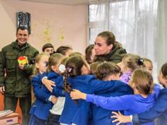 Детвора Запорожья преподнесла гвардейцам необычные подарки