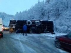На Львовщине перевернулась фура, груженная бутылями с водой,