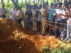 В Сети показали видео спасения слоненка, попавшего в смертельную ловушку