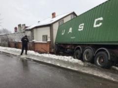 Біля Львова фура злетіла з траси і в їхала в житловий будинок