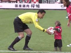 In Japan, a monkey helped the judge to start a duel