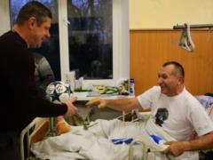 Футболисты  Динамо  проведали раненых бойцов АТО