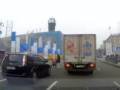 In Kiev, a woman with a baby crossed the road through eight lanes