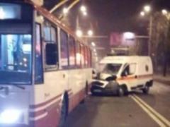 В Харькове автомобиль  скорой  врезался в троллейбус