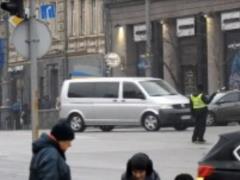 Кортеж Гройсмана порушив ПДР в центрі Києва - ФОТО,