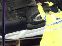 Superman-policeman did not let the car fall off the bridge