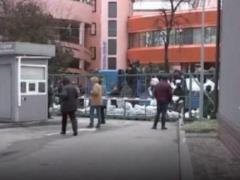В Киеве радикалы заблокировали здание телеканала NewsOne