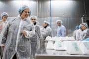 Посол Франції в Росії відвідала ферму альпійських кіз і спробувала уральський «Камамбер»