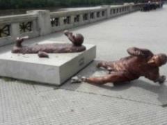 Аргентинские вандалы вновь разрушили памятник Месси