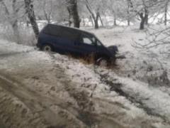 На Закарпатті авто влетіло в дерево, є загибла