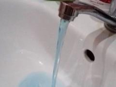 В киевлянки из крана потекла вода необычного цвета