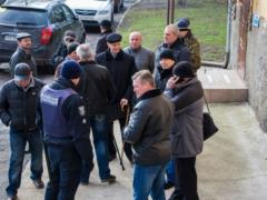 Від слова - до справи: в Дніпрі бійці АТО відправили чиновника в сміттєвий бак