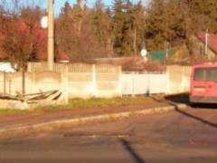 В Житомире авто врезалось в остановку: трое пострадавших
