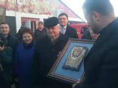 Пшонка-стайл. Павелко отримав від президента "Вереса" оберіг зі своїм зображенням