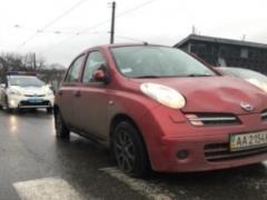 У Києві Nissan в їхав в зупинку, три людини постраждали - ФОТО,