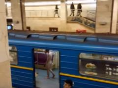 У київському метро ловили голого пасажира (відео 18+)